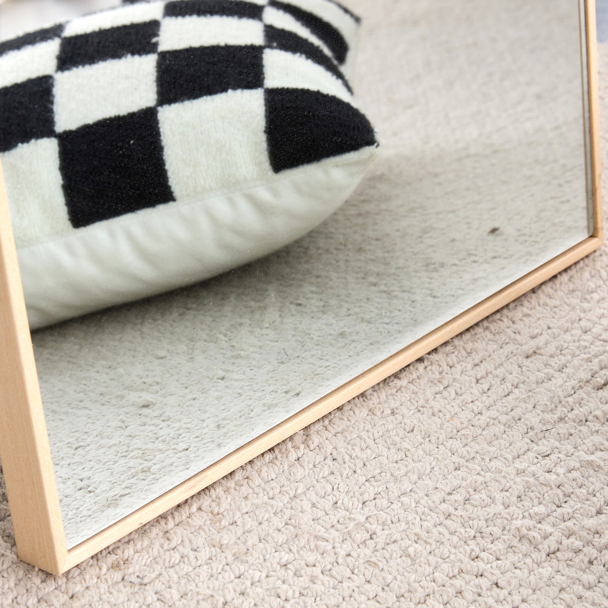 The3rd generation packaging upgrade includes a light oak solid wood frame full length mirror, dressing mirror, bedroom entrance, decorative mirror, clothing store, and floor mounted mirror. 60" *17.3"