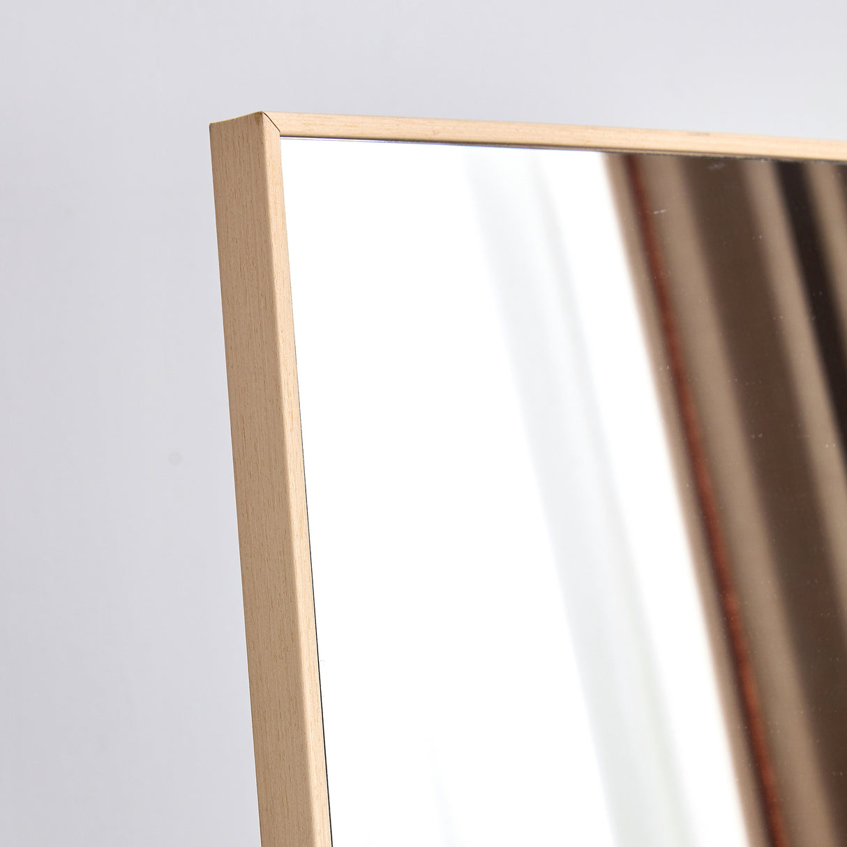 The3rd generation packaging upgrade includes a light oak solid wood frame full length mirror, dressing mirror, bedroom entrance, decorative mirror, clothing store, and floor mounted mirror. 60" *17.3"